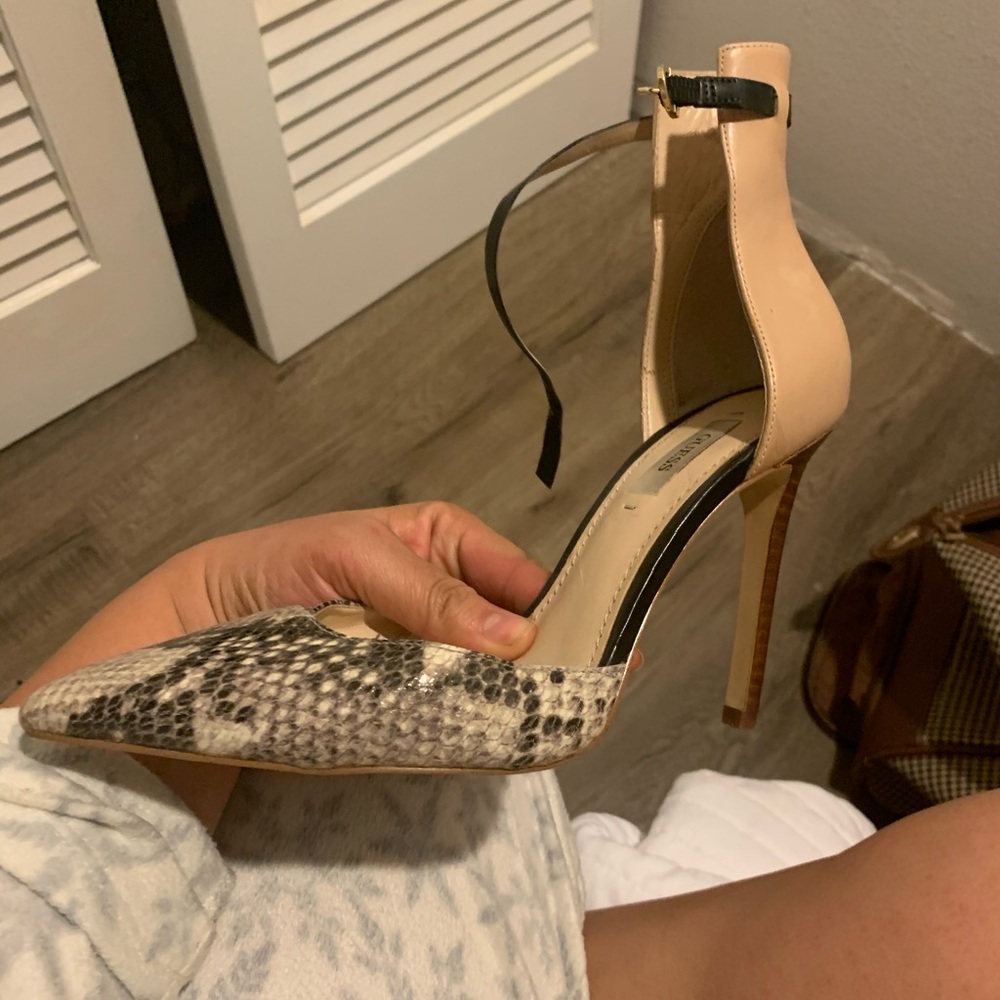 Guess size 7 pointy strap shoes snake/ nude